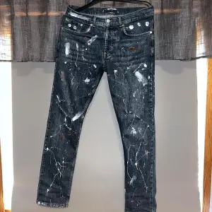 Ett par jeans jag gjort själv. Storleken är 30/32. Använda lite, men inga defekter. Grundmärke på jeansen är oklart minns inte vart jag köpte dem? Har skrivit själv APC i dem men de är inte de