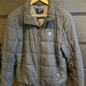 Gant puffer jacka - Säljer nu en gant jacka i strlk S Ny pris :2000 mitt pris: 349 Skick 10/10 ser ut som ny