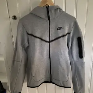 Den är i bra skick och är köpt på jd sports. Storlek xs herr priset är ej hugget i sten 