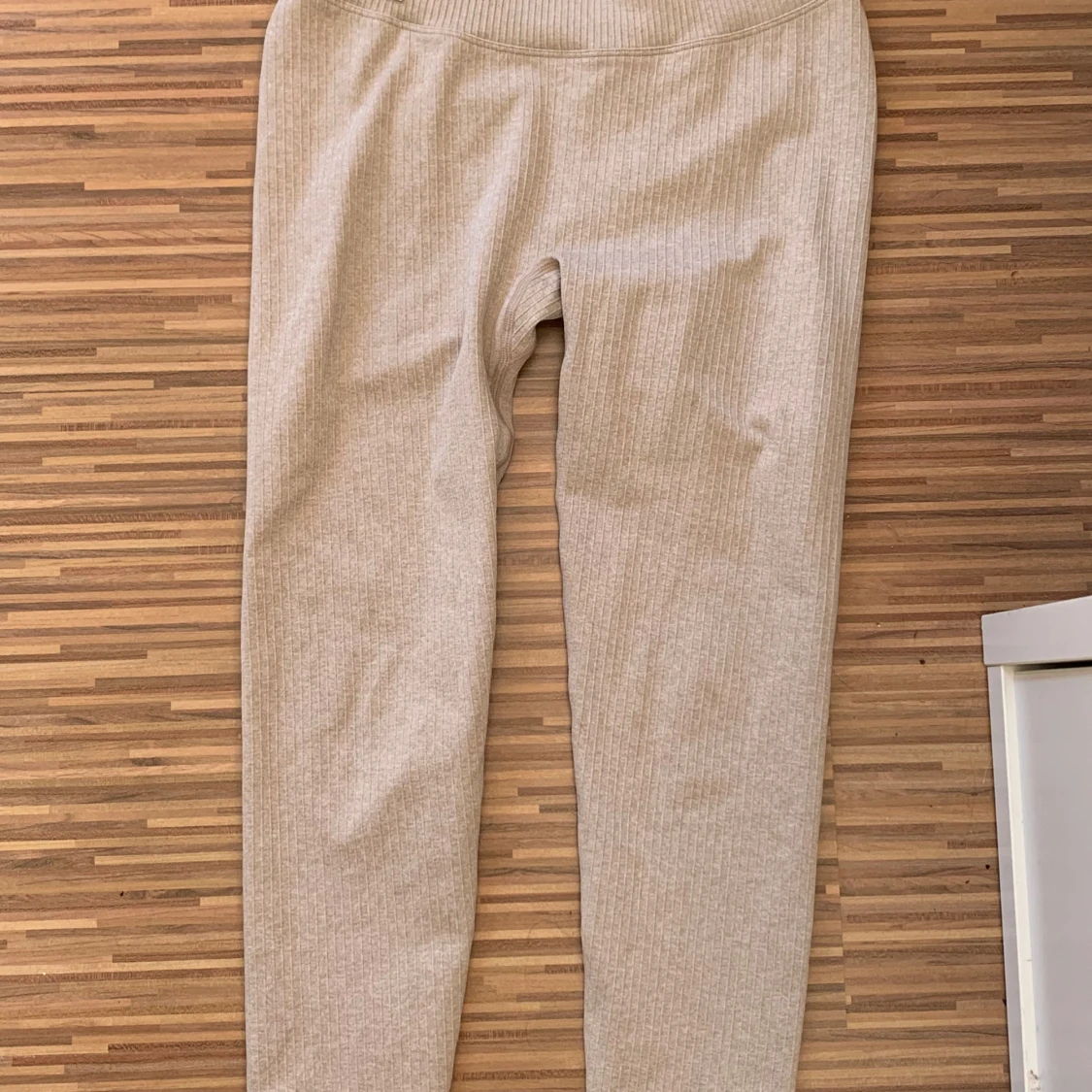 Beige ribbade leggings från Aim'n - 91