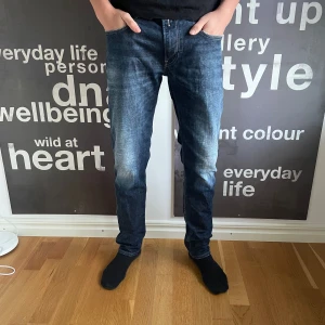 Replay anbass jeans - Ett per tvär fetta replay brallor 👖 sexigare en ditt ex 😍 kommer få brudarna på fall😎 dom är nästan helt oanvända. W32 och L32