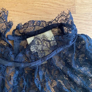 Svart spetsblus  - Svart spetsblus från H&M. Liknar blusen ”Charlet” bär i säsong 4 i sex&thecity !!!