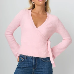 Gina knitted wrap cardigan  - Säljer en helt ny kofta då den inte har kommit till användning! Helt ny med alla lappar på! Den är slutsåld överallt. Säljer för 400💞