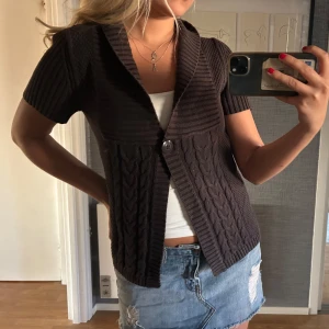 Stickad kofta - Super söt! Jätte bra skick, säljer då jag behöver pengar 🥲🩵 jag brukar bära storlek xs/s för referens.