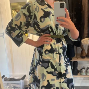 Oversized klänning - Flerfärgad oversized klänning i nyskick! Skitsnygg med ett skärp i midjan😍