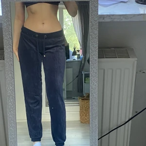 Lågmidjade mörkblå mjukisbyxor - Fint skick