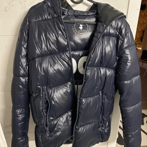 Save the duck jacka - Storlek S, nyskick, marinblå, nypris: 3799.