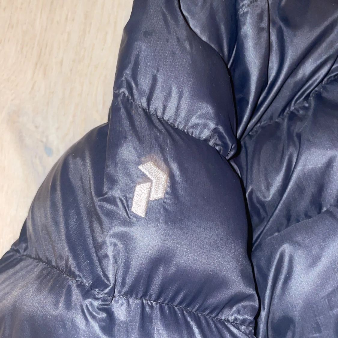 Jag säljer nu min svarta peak performance jacka för att den inte passar. Nypris 1800 men jag säljer min för 1000 för att den är använd i en halv vinter. Kvaliteten är 10/10 inga skador eller fläckar. - 91