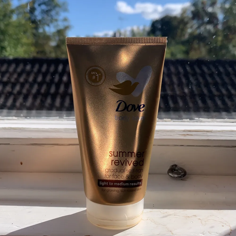 Säljer en Dove Summer Revived Gradual Self-Tan för ansikte och kropp. Den ger en lätt till medelbrun färg och är perfekt för att få en naturlig sommarlook. Tuben innehåller 75 ml. Knappt använd så 20kr Perfekt för att hålla kvar sommar brännan. Skönhet.