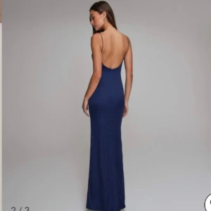 Marinblå klänning  - Väldigt fin klänning från Nelly och är i stolek 38/M. Ordinarie pris: 799 och använd en gång så den är som ny.  Dragkedja bak i ryggen. 