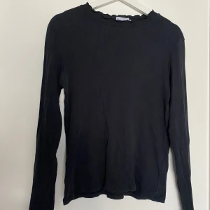 Tröja - Priset är diskuterbart! Svart långärmad tröja från lager 157 i storlek S. Använd ett par gånger med ribbad och detaljer kring ärmar och hals