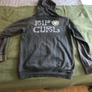 Skitsnygg Ripcurl hoodie! - Jättesnygg solblekt hoodie från ripcurl. 