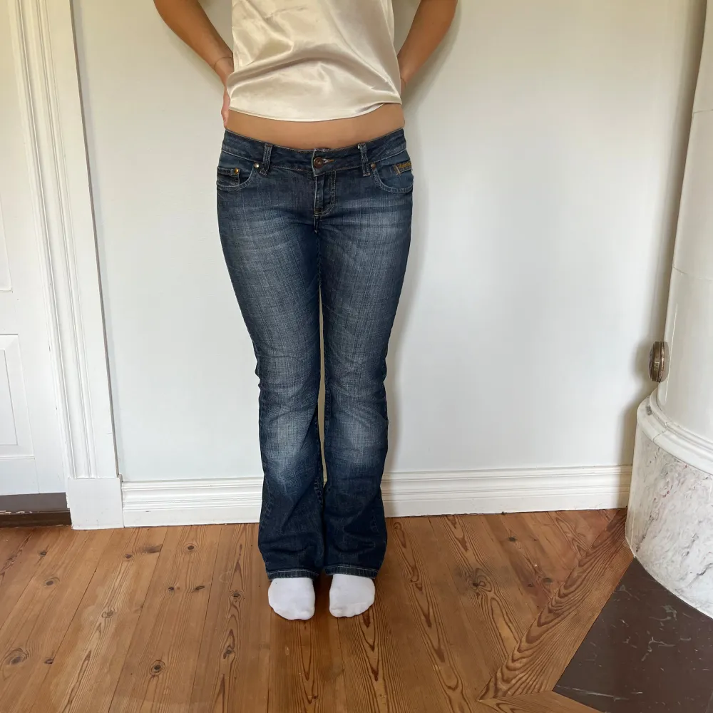 Midjemått(rätt över): 38 cm Innerbenslängd: 79 c Modellen är: 168 cm  Skriv om ni har några frågor💗//Perfectjeans. Jeans & Byxor.