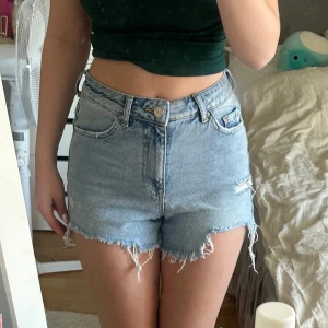 jeans shorts  - Jag säljer dessa jeans shorts då dom blivit försmå för mig!💕 