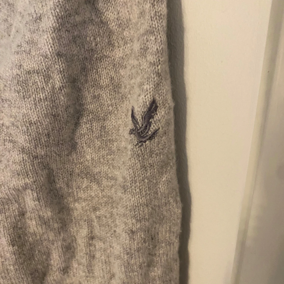 Grå stickad tröja från Lyle & Scott - 90