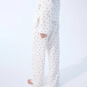 Pyjamas i 2 delar med hjärtan ❤️ - Så fin pyjamas med hjärtan från HM, skjorta och lång byxa ❤️ Stl M i båda delarna, tyget är så skönt!  Helt ny med lappar kvar. 