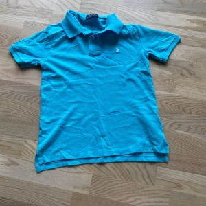 Ralphlauren - En Ralp lauren pike i färgen ljus blå, använd. Pris ian diskuteras 