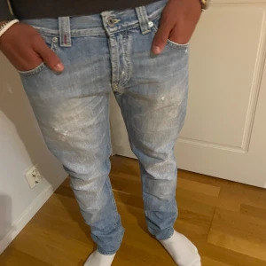 Dondup  Lucky - Hejsan! Säljer nu dessa Dondup Jeans med slitningar! Modellen är ca 182cm och väger 74kg och bär storlek 33 i modell ”Lucky” (Slimfit) Riktigt fint skick 🫱🏼‍🫲🏾 | Pris: 799 Vid fler frågor eller bilder är det bara att skriva! 