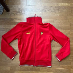 Vintage Puma Ferrari zip up hoodie  - Puma Ferrari cool jacka/hoodie, bra skick! För fler frågor skriv privat😚