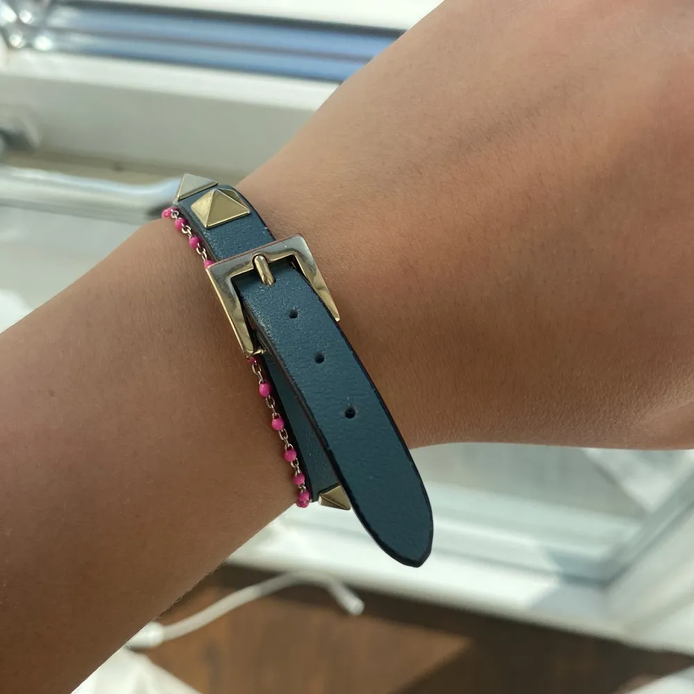 Äkta valentino armband köpt för 3085 kr! Jätte fin färg och inga defekter förutom att den har tappat bandet runt ”flärpen” eller vad man nu ska säga (se bild 2 och 3). Mitt pris 2000!💕pris kan diskuteras!. Asusteet.