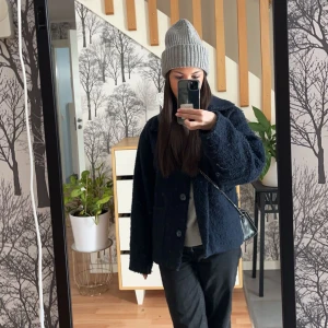 Mörkblå kappa  - Jättefin mörkblå kappa med knappar från monki, storlek xxs men skulle säga att den sitter som en xs/s. Relativ ny endast använd några gånger i höst. NYPRIS 600kr. Skriv för frågor eller fler bilder😊