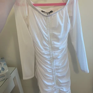 Vit klänning - Jättefin vit klänning som funkar bra för stundent eller utekväll. Köpt på bikbok förra året men knappt använts. Köptes för 499