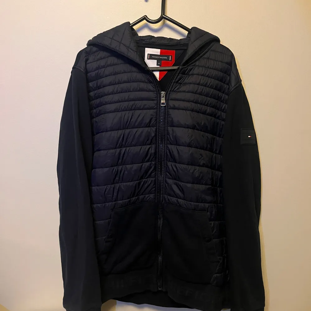 Riktigt snygg mörkblå cardigan med luva från Tommy Hilfiger. Den är i bra skick, saknar snöret. Storlek XL men sitter som L/M. Den är slutsåld på 2300kr. Lite för stor för mig. Skriv vid minsta intresse, pris kan diskuteras vid smidig affär 😀. Jackor.