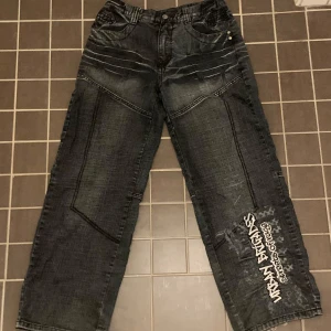 Urban brigades street of rage jeans - Knappt använda Urban brigades jeans i ganska bra skick.