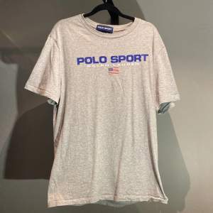 •Ralph Lauren ”polo sport” T-shirt grå. Conditon: 9/10☑️ storlek: XL (18/20) = storlek M. Authentic: ✅. Hör av dig vid frågor eller funderingar. Mvh Second Resell;) 