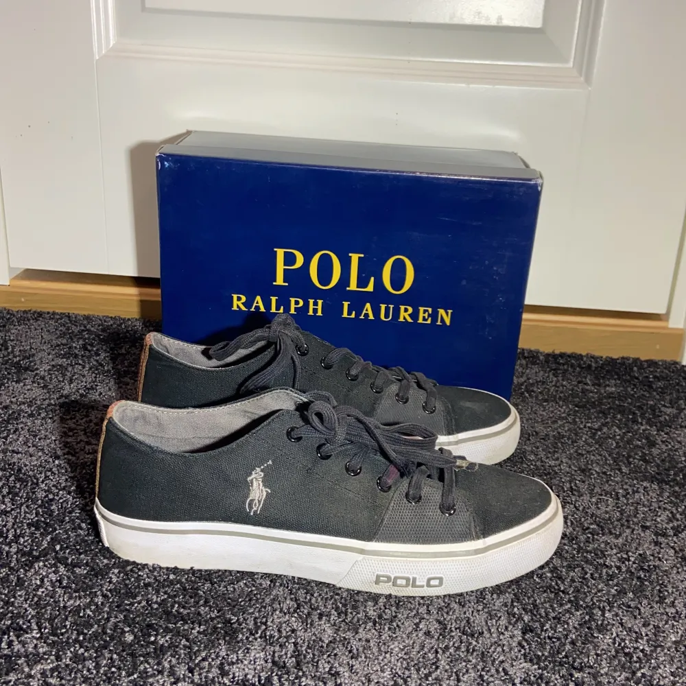 •Ralph Lauren skor/sneakers svarta. Conditon: 6/10☑️ defekt: gummi från sula som lossnat (se bild). Storlek: 41. Authentic: ✅. Medföljes: Bara skorna! Hör av dig vid frågor eller funderingar. Mvh Second Resell;). Skor.