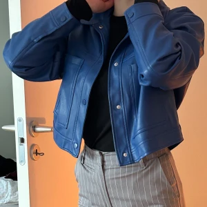 Skinnjacka  - Blå skinnjacka från NA-KD💙