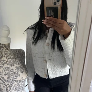 Kofta  - säljer denna fina koftan med guld detaljer!