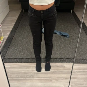 Ett par jeans secondhand - Gamla jeans jag hittat för flera års sen. Är i storlek 36 💗