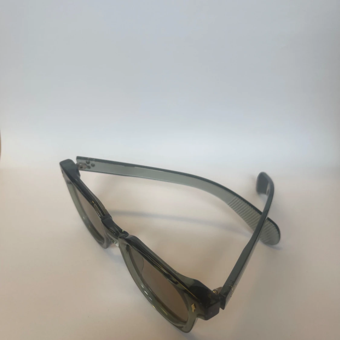 Grågröna solglasögon  - 93