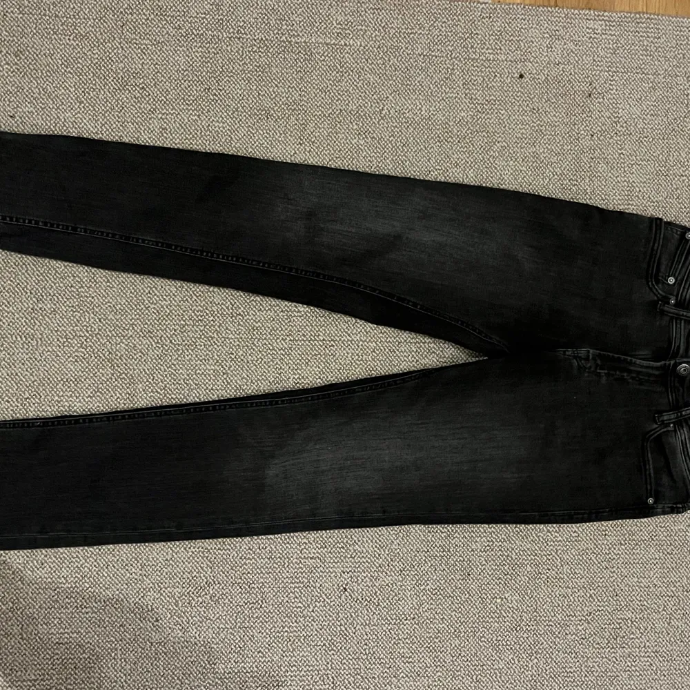 Säljer dessa asfeta Jack and Jones jeansen i storlek 29/32 och de är 9/10 i skick. De är modell slim. . Jeans & Byxor.