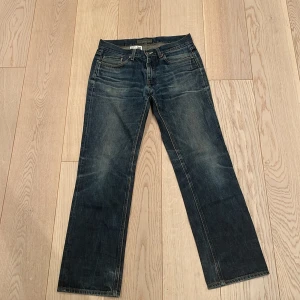 Acne jeans - 32x32 Sitter som straight leg / slim fit Kan inte bära dessa då jag har vuxit ur dem Perfekt skick, som nya typ och har tagit hand om dessa bra :) 600kr om du köper direkt
