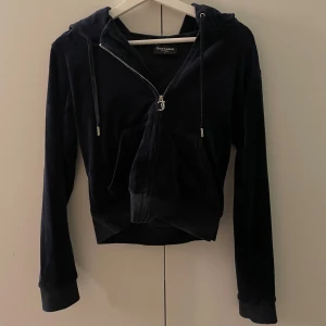 Juicy couture tröja - Jättefin juicy couture tröja i mörkblå. Den är i stl S och nypris är 1200 därför säljer jag för 549 kr samt för den är varsamt använd. Det finns inga tecken på slitningar eller skador. Fråga gärna om bilder eller annat💕