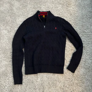 Ralph lauren tröja - Väldigt fin Ralph lauren tröja med halv zip. Använd 2 gånger. Hör av er vid frågor!