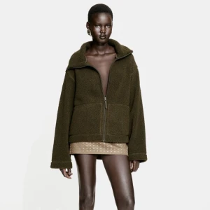 Teddyjacka H&M - En mörkgrön teddyjacka från hm, lapp kvar, storlek XS 💚 Den ser brun ut på min bild (då har jag storlek L men säljer Xs) men är som hm färg på hemsidan