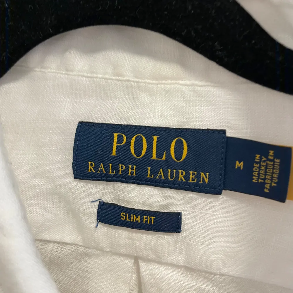 Tja! Säljer nu min sköna ralph lauren linne skjorta i nyskick!  Storleken är M och är slimfit. Den är självfallet äkta, nypris: 1795:- mitt pris 999:-. Skjortor.