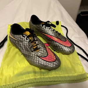 Nike Hypervenom Phantom Liquid Diamond - Kanske tidernas mest eftertraktade sko! Jag är första och enda ägaren, köpta retail runt 2014/15. Skick 8,5-9/10. Inget fel på de alls. Pris kan diskuteras 