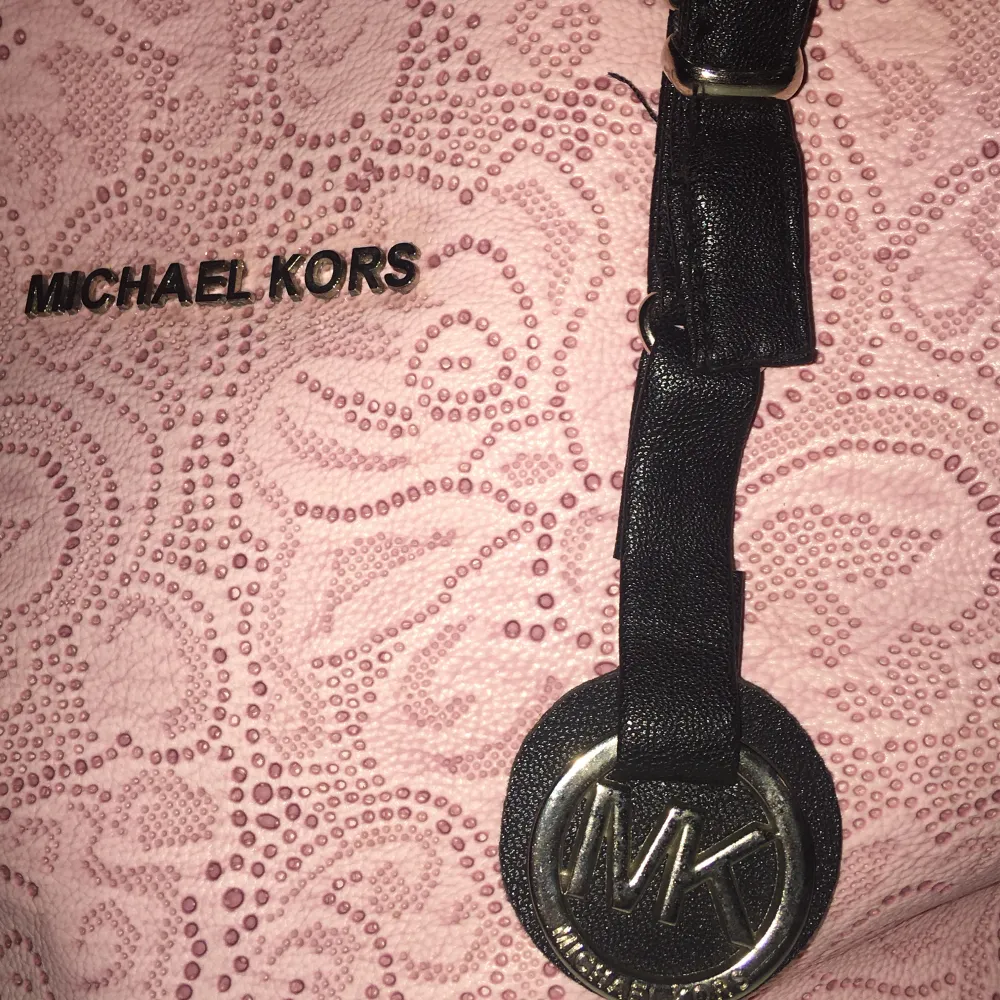 En rosa Michael Kors väska som jag aldrig använt. Väskor.