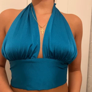 Snygg festtopp - Säljer min fina satin halterneck topp från Gina. Superfin kvalite och använd vid ett tillfälle. I en snygg turkos färg och superfin passform. Storlek 36💙