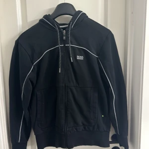 Hugo boss hoodie. - Skön tröja att ha på hösten med en väst över. Och dessutom väldigt bra skick. Ny pris 1700! 