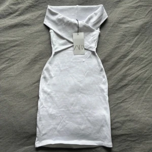 Zara klänning - SUPER SNYGG klänning från zara med prislapp kvar ! Ger otrolig figur 😍❤️Storlek S men passar XS också ❤️