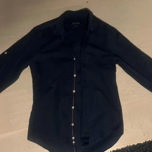 Zara linne skjorta  - Använd men inte skadad  Storlek: S men passar också M 