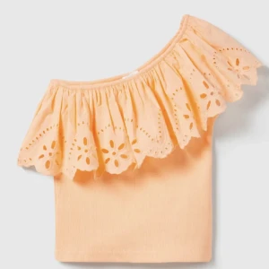 orange topp🧡🧡 - säljer nu min svin snygga orangea topp från zara då den tyvärr blivit för liten, lappen är bortklippt så vet tyvärr inte vilken storlek men har för mig det är 164💕 ( INTE MIN BILD )