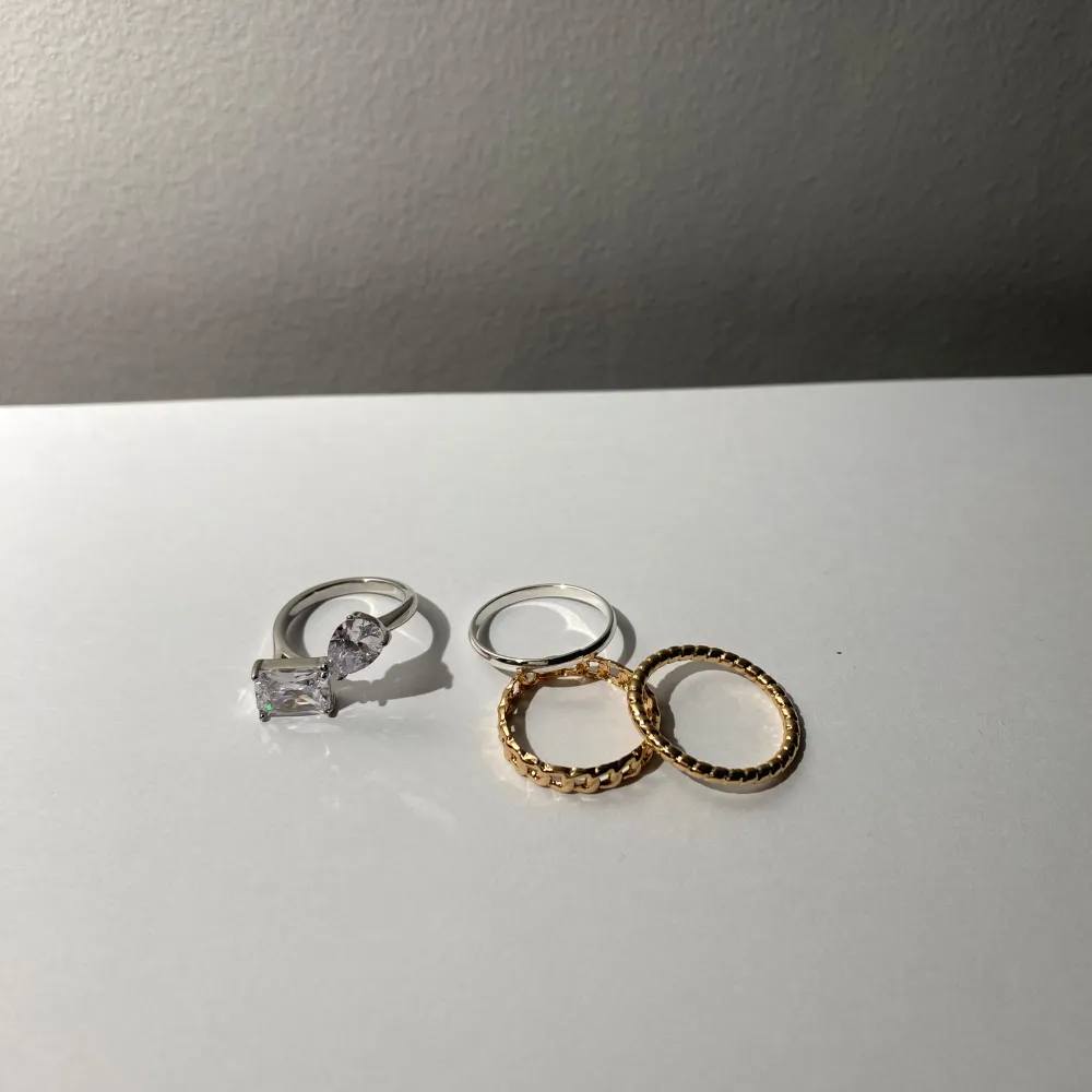 Kolla på dessa fina ringar!!  Säljer dessa fyra ringar som från början är från Kappahl. Två silver och två guld.  Använt dem 1-5 gånger, dem är nytvättade.. Accessoarer.