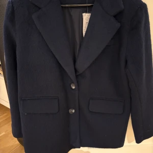 Mörkblå kavaj från Gina tricot - Super snygg kavaj/jacka från Gina Tricot i storlek xs🤩 den är oversized🩷 Nypris 799 kr  Priset går alltid att diskutera✨