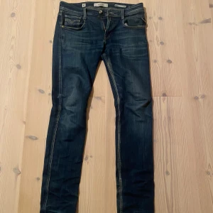 Mörkblå jeans från Replay - Snygga mörkblå jeans från Replay med klassisk femficksdesign och dragkedja. De har en slim passform och är perfekta för en stilren look. Märkesdetaljer syns på baksidan. Priset går och diskutera skriv frågor om ni har kan även skicka mer bilder om de behövs! Kan även mötas i Stockholm